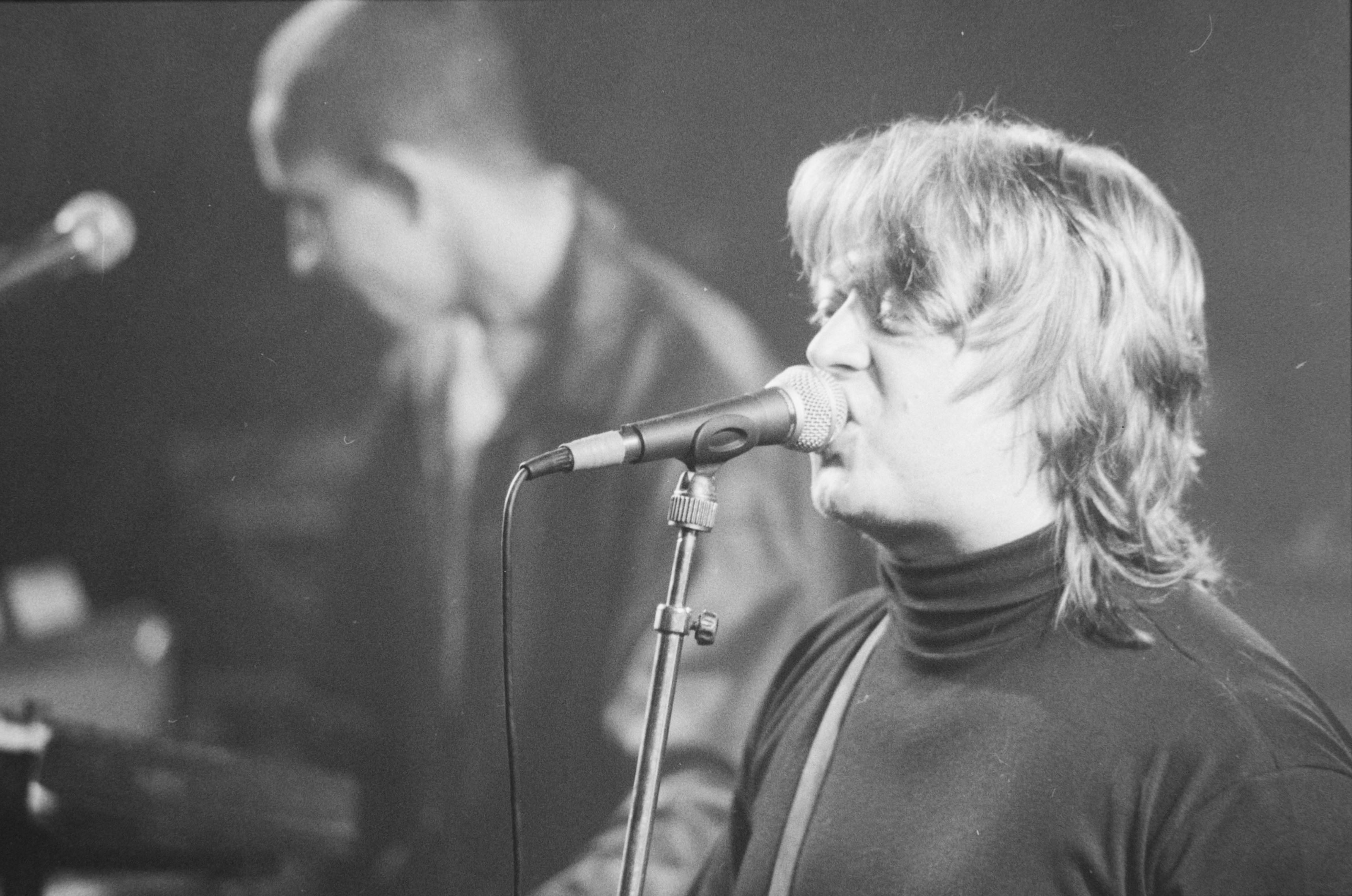 Adrian Borland performing with The Sound in the Netherlands in 1987